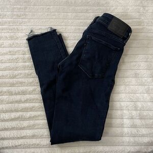 Levis Women’s 711 Skinny Jeans Dark Wash Size 26 Cotton Mid Rise Raw Hem